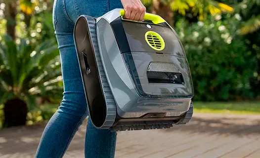 Cordless electric pool cleaner